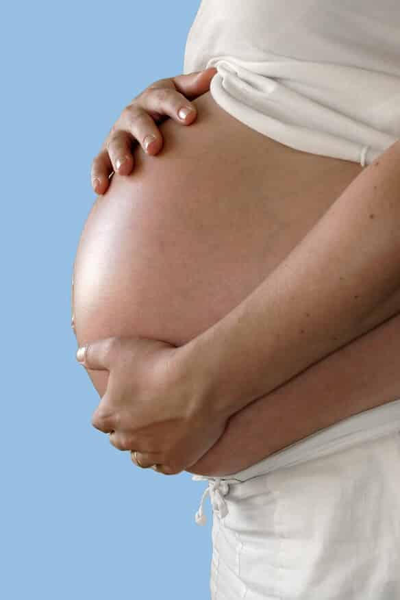tummy hands of mom